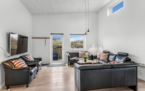 Clarabelle - 1.2Km from the Sea: Indretning, Gulvbelægning, Møbel, Etage, Loft, Couch, Træ, Værelse, Stue, Belysning