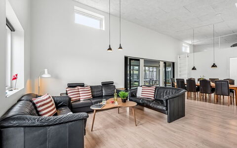 Clarabelle - 1.2Km from the Sea: Møbel, Indretning, Gulvbelægning, Etage, Loft, Træ, Couch, Værelse, Stue, Trægulve