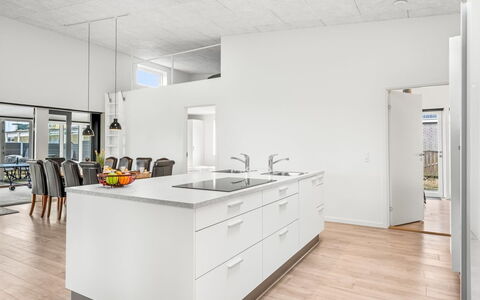 Clarabelle - 1.2Km from the Sea: Gulvbelægning, Etage, Indretning, Træ, Trægulve, Loft, Køkken, Countertop, Cabinetry, Værelse