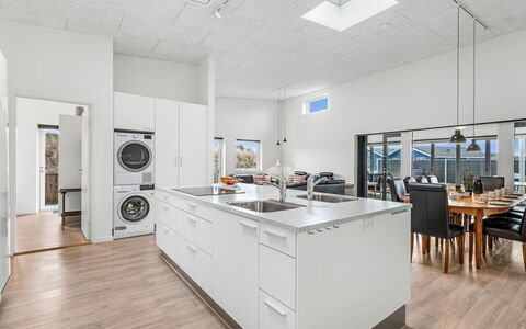 Clarabelle - 1.2Km from the Sea: Gulvbelægning, Køkken, Indretning, Etage, Countertop, Loft, Træ, Køkken Apparat, Større Bandage, Trægulve