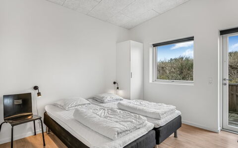 Clarabelle - 1.2Km from the Sea: Loft, Lejlighed, Soveværelse, Dagslys, Sengetøj, Fryser, Seng, Bed Frame