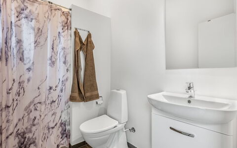 Clarabelle - 1.2Km from the Sea: Gulvbelægning, Toiletbræt, Etage, Sanitærarmatur, Indretning, Badeværelse, Toilet, Vvs, Værelse, Loft