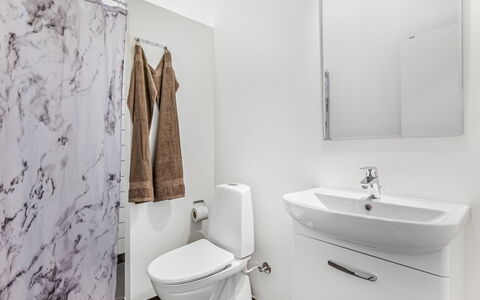Clarabelle - 1.2Km from the Sea: Gulvbelægning, Toiletbræt, Etage, Indretning, Sanitærarmatur, Badeværelse, Toilet, Vvs, Værelse, Håndvask