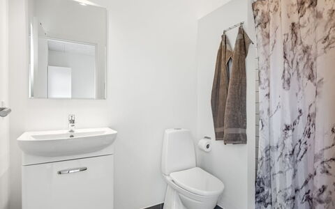 Clarabelle - 1.2Km from the Sea: Gulvbelægning, Etage, Indretning, Toiletbræt, Sanitærarmatur, Badeværelse, Toilet, Loft, Vvs, Badeværelsesskab
