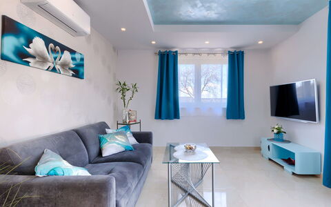 Villa Fenix: Vand, Himmel, Ejendom, Plante, Træ, Svømmepøl, Azure, Skygge, Arecales, Fritid