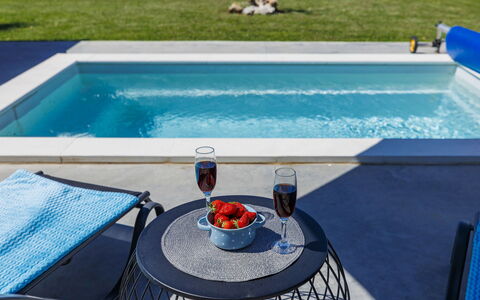 Villa Fenix: Svømmepøl, Kompositmateriale, Udendørs Møbler, Fritid, Udvej, Water Feature, Flise, Eco Hotel, Stueplante