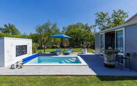 Villa Fenix: Svømmepøl, Have, Skygge, Fritid, Landscaping, Backyard, Udendørs Møbler, Estate, Stol, Udvej