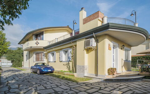 La Casa di Alice: Vand, Himmel, Ejendom, Plante, Træ, Svømmepøl, Azure, Skygge, Arecales, Fritid