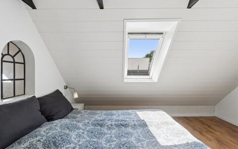 Antonina - 1.5Km from the Sea: Træ, Loft, Gulvbelægning, Etage, Soveværelse, Indretning, Attic, Seng, Sengetøj, Værelse