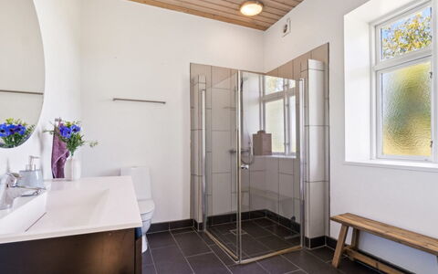 Antonina - 1.5Km from the Sea: Gulvbelægning, Indretning, Etage, Sanitærarmatur, Træ, Loft, Badeværelse, Belysning, Vvs, Dør