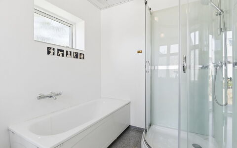 Antonina - 1.5Km from the Sea: Badeværelse, Sanitærarmatur, Loft, Gulvbelægning, Indretning, Vvs, Etage, Badekar, Tap, Bruser