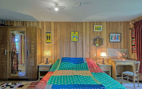 Wood Love Home: Ejendom, Møbel, Bygning, Azure, Dekoration, Komfort, Textile, Træ, Belysning, Bed Frame