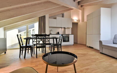 White Attic Terrace: Møbel, Bord, Ejendom, Træ, Indretning, Belysning, Arkitektur, Hal, Gulvbelægning, Etage