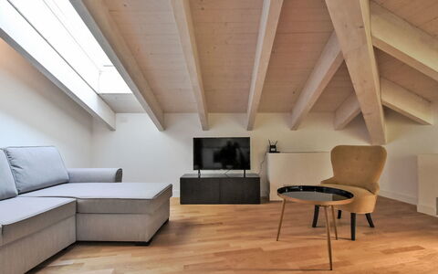 White Attic Terrace: Træ, Komfort, Arkitektur, Gulvbelægning, Couch, Indretning, Stue, Etage, Laminat Gulv, Væg