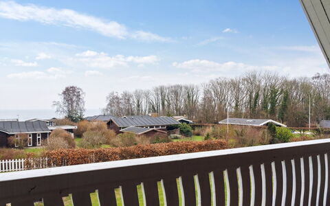 Fentje - 200M from the Sea: Møbel, Indretning, Gulvbelægning, Etage, Loft, Værelse, Stol, Bord, Lejlighed, Køkken & Spisebord