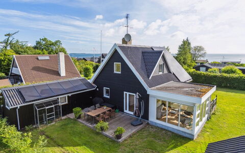 Fentje - 200M from the Sea: Møbel, Indretning, Gulvbelægning, Etage, Loft, Værelse, Stol, Bord, Lejlighed, Køkken & Spisebord