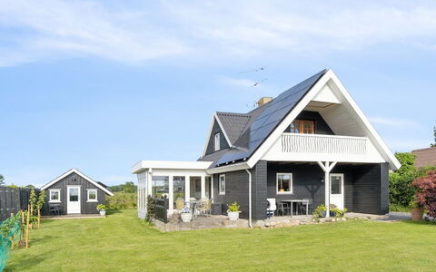 Fentje - 200M from the Sea: Møbel, Indretning, Gulvbelægning, Etage, Loft, Værelse, Stol, Bord, Lejlighed, Køkken & Spisebord