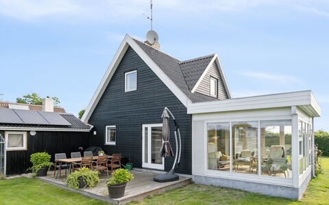 Fentje - 200M from the Sea: Møbel, Indretning, Gulvbelægning, Etage, Loft, Værelse, Stol, Bord, Lejlighed, Køkken & Spisebord