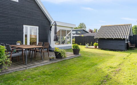Fentje - 200M from the Sea: Møbel, Indretning, Gulvbelægning, Etage, Loft, Værelse, Stol, Bord, Lejlighed, Køkken & Spisebord