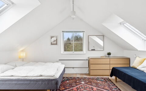 Marrit - 500M from the Sea: Træ, Gulvbelægning, Etage, Indretning, Møbel, Loft, Soveværelse, Seng, Trægulve, Værelse