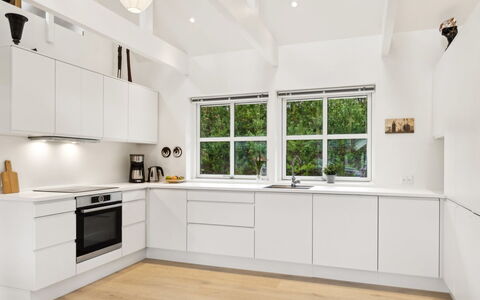 Marrit - 500M from the Sea: Gulvbelægning, Indretning, Køkken, Træ, Countertop, Køkken Apparat, Loft, Cabinetry, Etage, Trægulve
