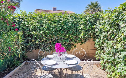 Bonnegrace: Blad, Busk, Have, Forår, Skygge, Landscaping, Backyard, Udendørs Møbler, Hæk