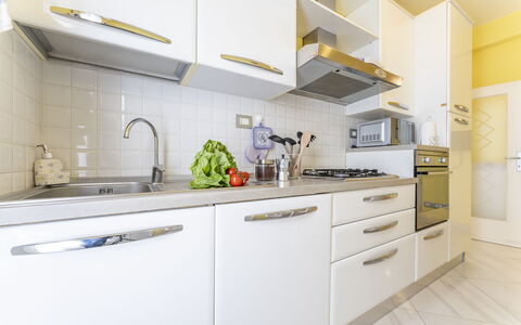 Leandro's House Near Thermal Baths: Køkkenvask, Cabinetry, Countertop, Håndvask, Tap, Køkken, Bygning, Indretning, Skuffe, Komfur