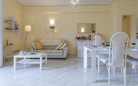 Leandro's House Near Thermal Baths: Bord, Møbel, Ejendom, Couch, Bygning, Stol, Belysning, Komfort, Indretning, Etage
