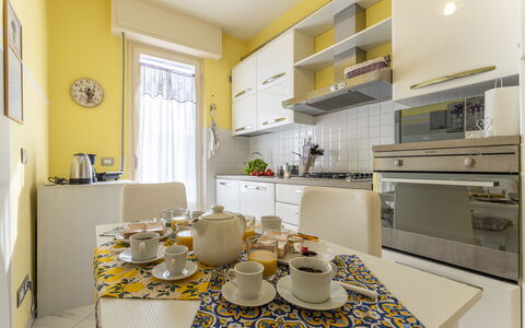 Leandro's House Near Thermal Baths: Cabinetry, Ejendom, Møbel, Countertop, Bord, Indretning, Køkken Apparat, Komfur, Tallerkner, Kop