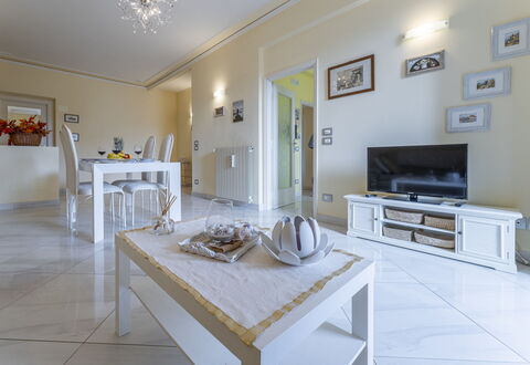 Leandro's House Near Thermal Baths: Ejendom, Billedramme, Bord, Couch, Cabinetry, Indretning, Træ, Arkitektur, Gulvbelægning, Etage