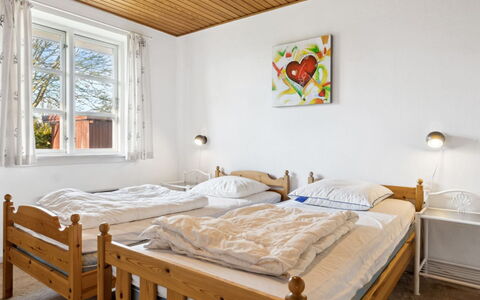 Sebine - 800M from the Sea: Soveværelse, Seng, Møbel, Træ, Indretning, Sengetøj, Sengetøj, Loft, Etage, Bed Frame