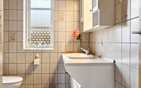 Sebine - 800M from the Sea: Badeværelse, Sanitærarmatur, Væg, Gulvbelægning, Håndvask, Badeværelsesvask, Indretning, Etage, Tap, Toilet