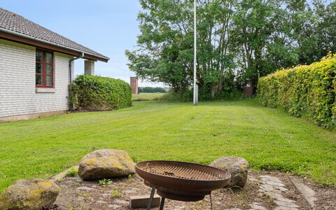 Sebine - 800M from the Sea: Græs, Have, Busk, Landskab, Land Lot, Lawn, Bunddække, Sommerhus