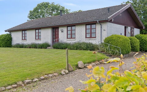 Sebine - 800M from the Sea: Tag, Hus, Hjem, Sommerhus, Dør, Sidespor, Dæk, Veranda, Planke, Hårdttræ