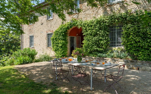Casa Mirandola: Plante, Bord, Møbel, Bygning, Ejendom, Vindue, Stol, Udendørs Bord, Udendørs Møbler, Skygge