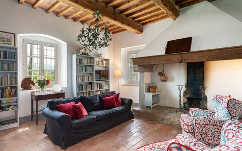 Casa Mirandola: Brun, Møbel, Ejendom, Couch, Billedramme, Plante, Træ, Indretning, Stue, Etage