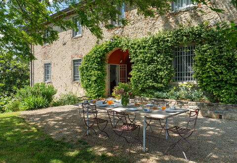 Casa Mirandola: Plante, Bord, Møbel, Bygning, Ejendom, Vindue, Stol, Udendørs Bord, Udendørs Møbler, Skygge