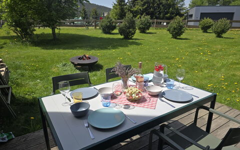 Klinovec Meadows Residence: Møbel, Bord, Udendørs Møbler, Stol, Udendørs Bord, Køkken & Spisebord, Restaurant, Kaffebord, Serveware, Have
