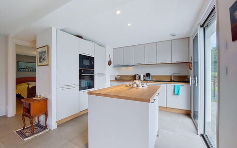 Ty Pjp: Køkken, Countertop, Køkken Apparat, Møbel, Indretning, Cabinetry, Gulvbelægning, Etage, Større Bandage, Træ