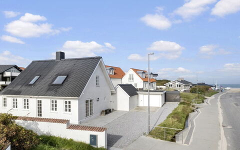 Edin - 100M from the Sea: Bygning, Vindue, Hus, Hjem, Tag, Boligområde, Arkitektur, Sommerhus, Hældning