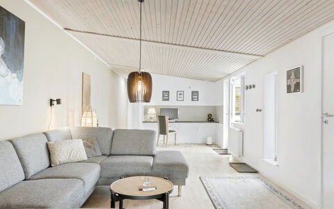 Edin - 100M from the Sea: Væg, Indretning, Træ, Loft, Gulvbelægning, Etage, Hjem, Lysarmatur, Couch, Stue