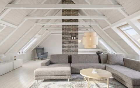 Edin - 100M from the Sea: Gulvbelægning, Indretning, Træ, Etage, Loft, Møbel, Lysarmatur, Belysning, Arkitektur, Stue