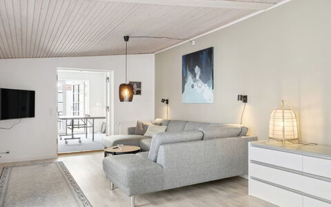 Edin - 100M from the Sea: Gulvbelægning, Møbel, Indretning, Couch, Væg, Etage, Træ, Stue, Loft, Hjem