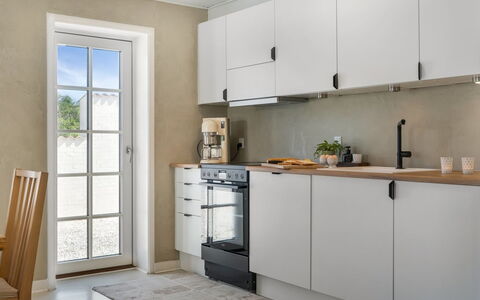 Edin - 100M from the Sea: Gulvbelægning, Køkken, Countertop, Køkken Apparat, Indretning, Etage, Cabinetry, Møbel, Større Bandage, Husholdningsapparat