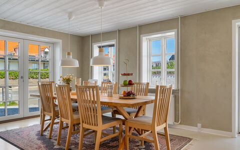 Edin - 100M from the Sea: Møbel, Gulvbelægning, Indretning, Etage, Træ, Bord, Trægulve, Loft, Spisestue, Køkken & Spisebord