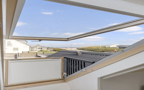 Edin - 100M from the Sea: Træ, Gulvbelægning, Bejdse, Cabinetry, Countertop, Køkken, Sanitærarmatur, Hårdttræ, Naturmateriale, Håndvask