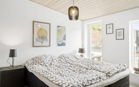Edin - 100M from the Sea: Møbel, Indretning, Seng, Soveværelse, Træ, Loft, Gulvbelægning, Etage, Sengetøj, Værelse