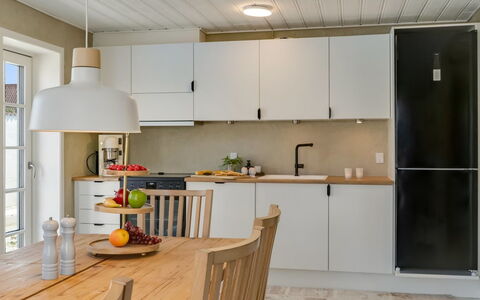 Edin - 100M from the Sea: Møbel, Countertop, Køkken, Indretning, Gulvbelægning, Køkken Apparat, Lysarmatur, Træ, Cabinetry, Loft