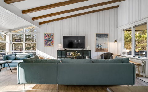 Sighfrith - 2Km from the Sea: Couch, Indretning, Møbel, Gulvbelægning, Loft, Stue, Etage, Værelse, Trægulve