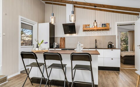 Sighfrith - 2Km from the Sea: Møbel, Indretning, Køkken, Countertop, Gulvbelægning, Køkken Apparat, Træ, Loft, Lysarmatur, Etage